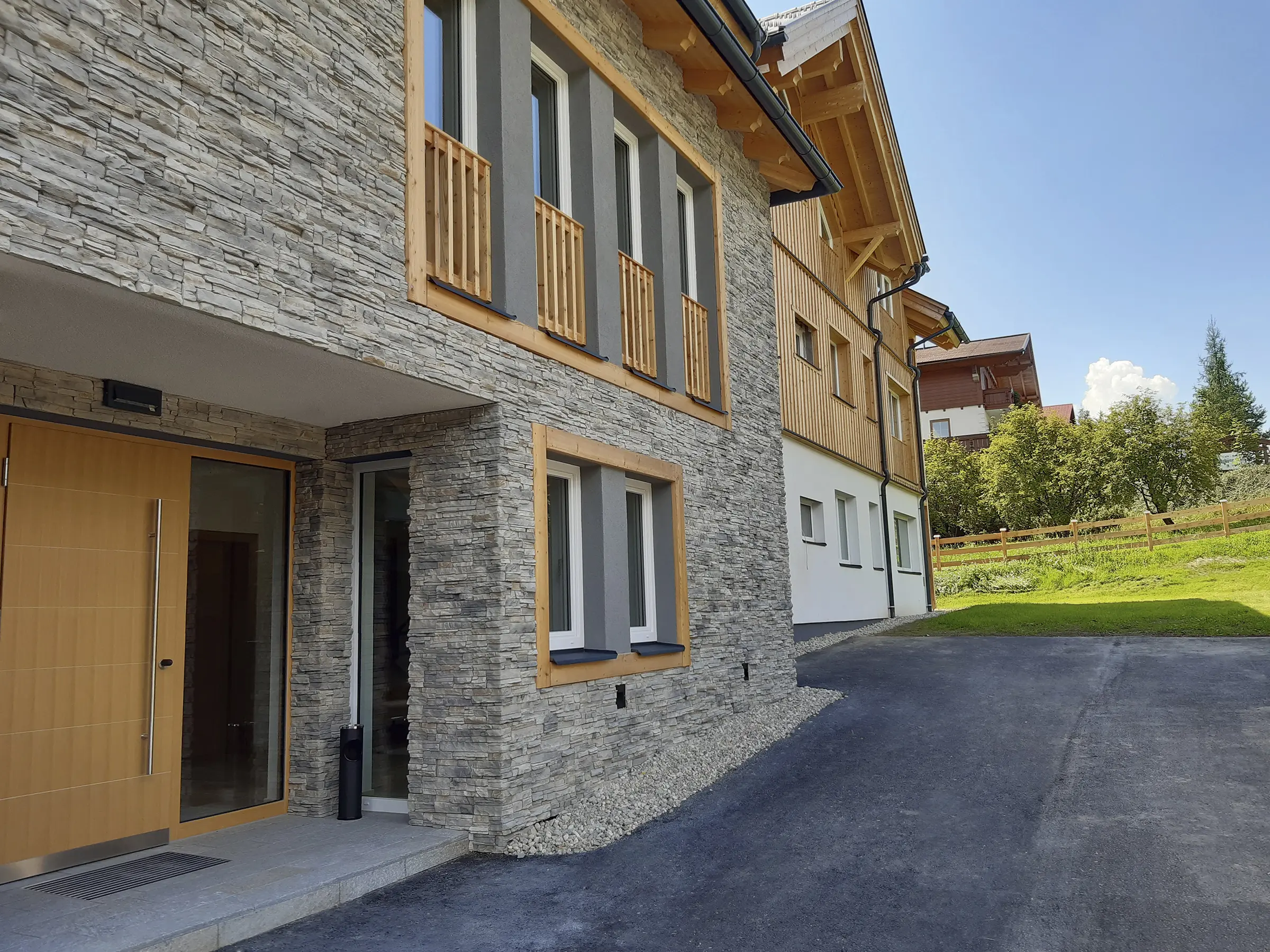 Hausfassade verkleidet mit Fassadensteinen von Fliesen Trinker