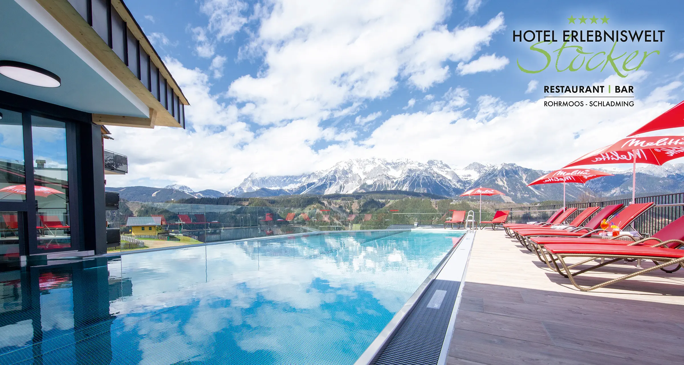 Infinity Pool der Erlebniswelt Stocker Schladming mit Blick auf den Dachstein