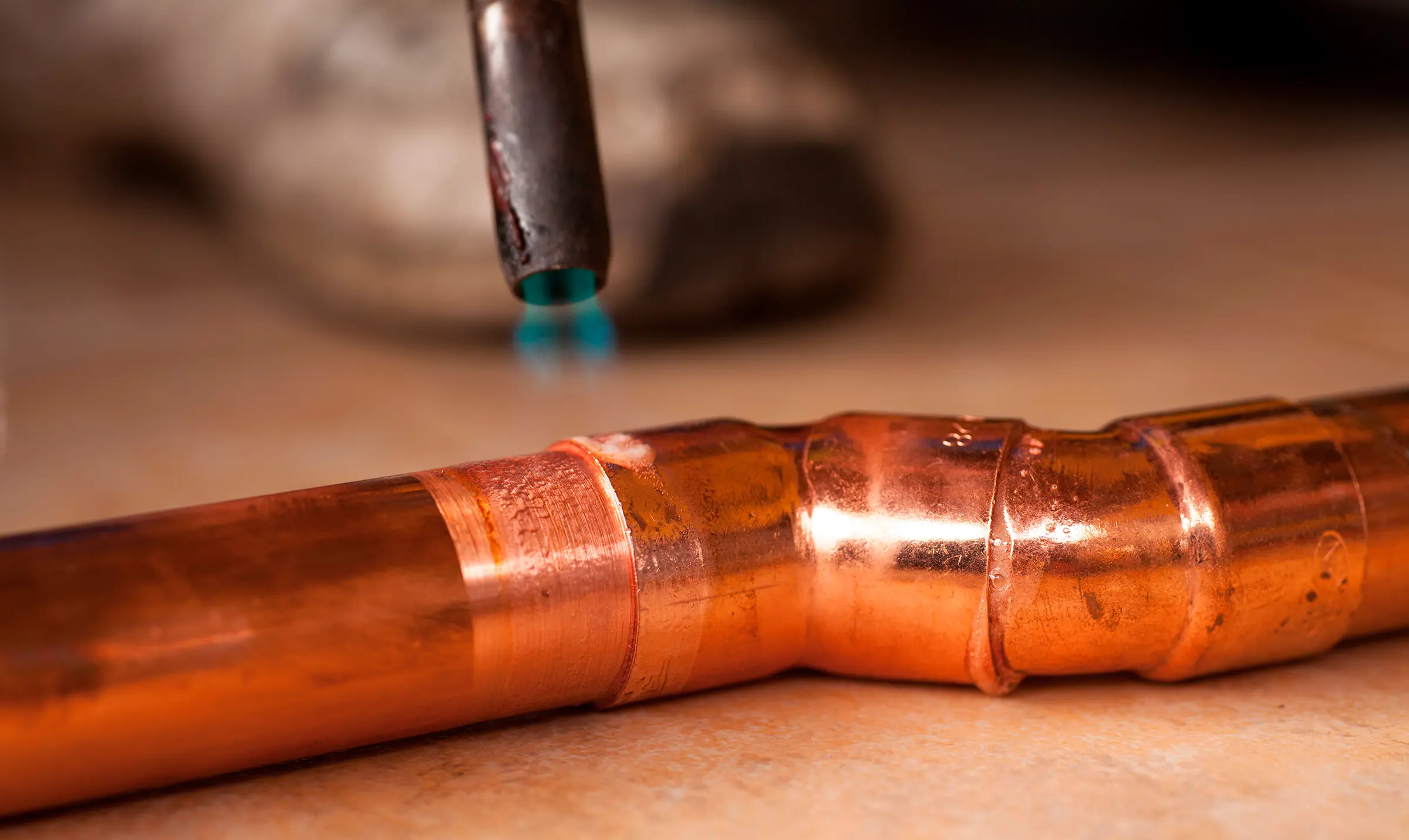 Ein Kupferrohr wird gelötet