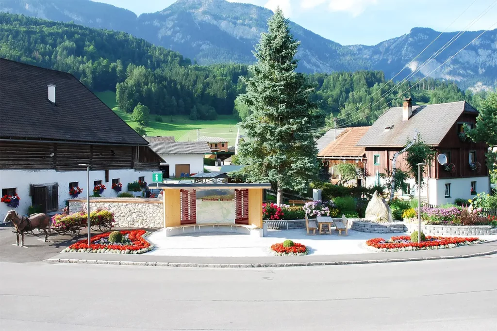 Dorfplatz in Weißenbach bei Haus im Ennstal