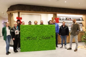 Hotel Moser - Übergabe der Mooswand mit Hotellogo für die Rezeption